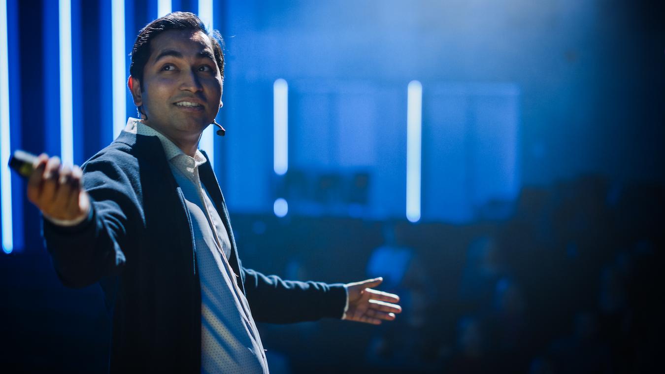 Speaker gives speech at industry conference and tells story about life